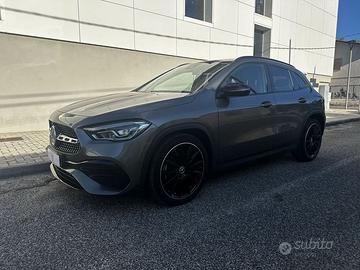 Mercedes-Benz GLA 180D in allestimento Premiu...