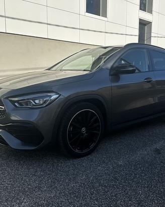 Mercedes-Benz GLA 180D in allestimento Premiu...
