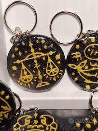 Portachiavi Segni Zodiacali in Resina Fatti a Mano