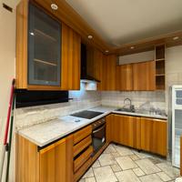 Cucina con tavolo e sedie