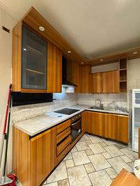 Cucina con tavolo e sedie