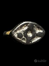 Piccolo anello romano antico magico da bambino