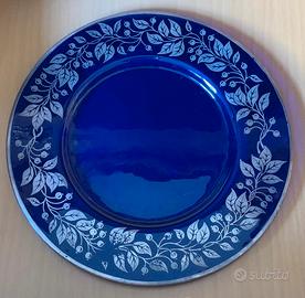 Piatto blu cobalto in vetro con ricami argento