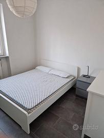 Camera singola per ragazza lavoratrice