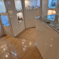 arredamento completo per 100 mq di gioielleria 