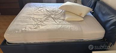 Letto matrimoniale imbottito blu