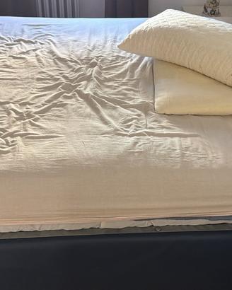 Letto matrimoniale imbottito blu