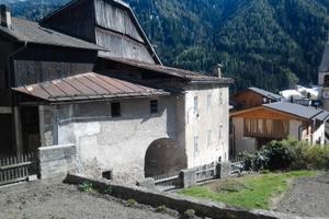 Maso da ristrutturare con parcheggio e giardino