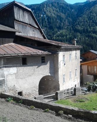 Maso da ristrutturare con parcheggio e giardino