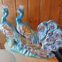 due pavoni in ceramica dipinta a mano