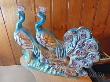 due pavoni in ceramica dipinta a mano