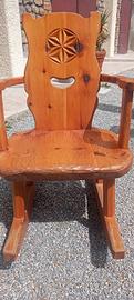 Sedia a dondolo in legno massello stle tirolese