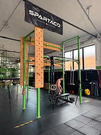 Struttura calisthenics spartan race arrampicata