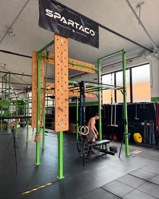 Struttura calisthenics spartan race arrampicata