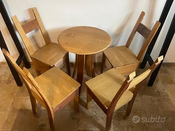 Sedie e tavolino da esposizione in rovere