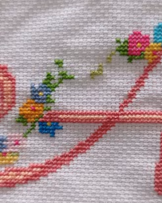 Lettera alfabeto A ricamata a mano punto croce