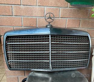 Griglia con stemma Mercedes