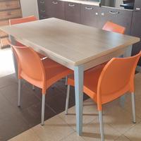 Tavolo da pranzo allungabile con sedie