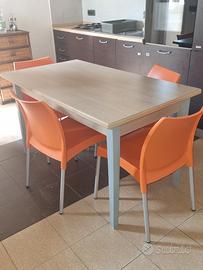Tavolo da pranzo allungabile con sedie