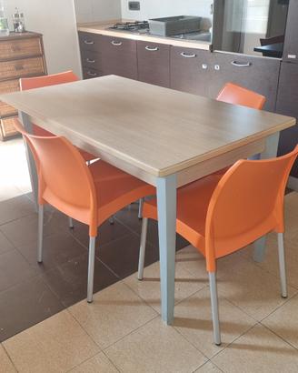 Tavolo da pranzo allungabile con sedie
