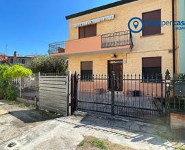 Bifamiliare a due passi dal centro con giardino e