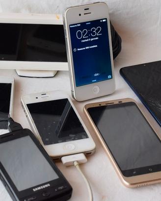 iPhone e Samsung vintage per pezzi di ricambio