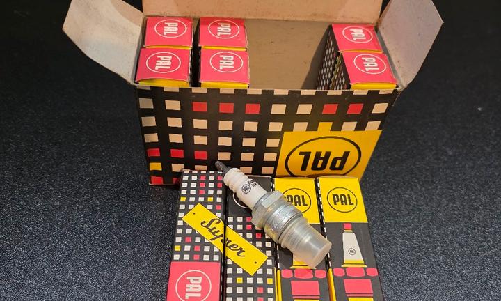 Scatola completa di candele PAL N-8 originali d’ep