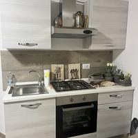 Cucina con divano,tavolo e sedie come nuovo