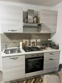 Cucina con divano,tavolo e sedie come nuovo