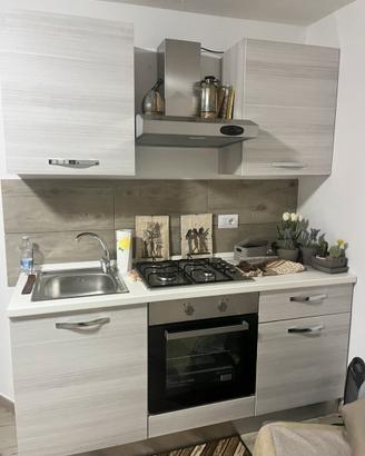 Cucina con divano,tavolo e sedie come nuovo