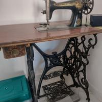 Macchina da cucire antica