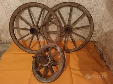 Ruote antiche carro in legno e ferro