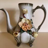 Caraffa in porcellana Capodimonte con decorazioni