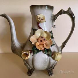 Caraffa in porcellana Capodimonte con decorazioni