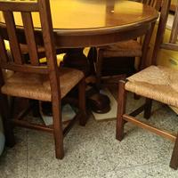 tavola rotonda con sedie