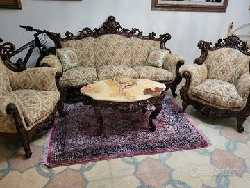 Divano da salotto con tavolino