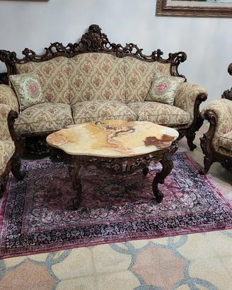 Divano da salotto con tavolino