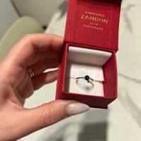 Anello Trilogy Zaffiro Blu al centro