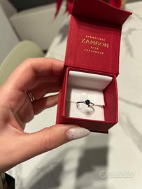 Anello Trilogy Zaffiro Blu al centro