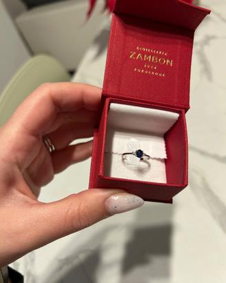 Anello Trilogy Zaffiro Blu al centro