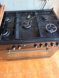 Cucina a gas con forno integrato – Usata