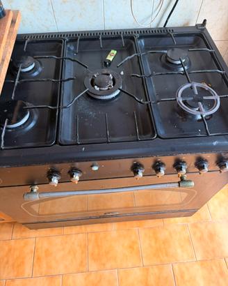 Cucina a gas con forno integrato – Usata