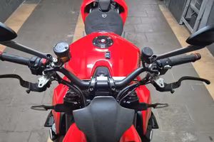 Ducati streetfighter V2
