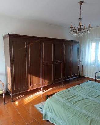Camera da letto in legno antico