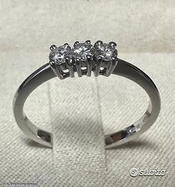 ANELLO TRILOGY ORO BIANCO 18kt. E DIAMANTI