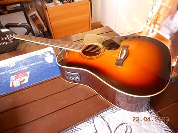 CHITARRA MARCA RICHWOOD CON ACCORDATORE, CUST. CAV