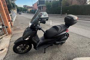 Beverly 400 s deep black