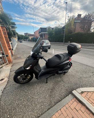 Beverly 400 s deep black