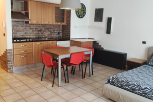 Appartamento ben arredato giardino comune,p.auto