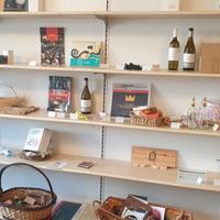 Ripiani in legno e barre verticali a cremagliera